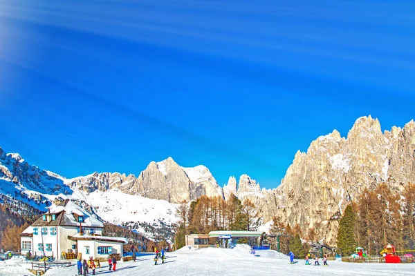 意大利Dolomites山区冬季景观 Val Fassa Ciampedie滑雪者滑雪场 背景山脉 Vigo Fassa地区 — 图库照片