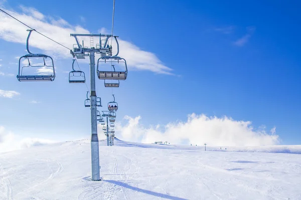 冬のスキーリフトと山の風景 一般的なスキーリゾート 高高度 — ストック写真