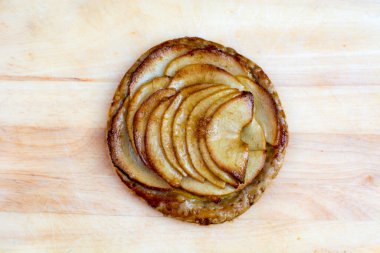 Elmalı mini tart narin puf böreği.