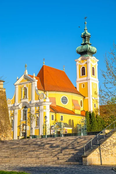 匈牙利城市Gyor阳光普照的Carmelite Baroque教堂 — 图库照片