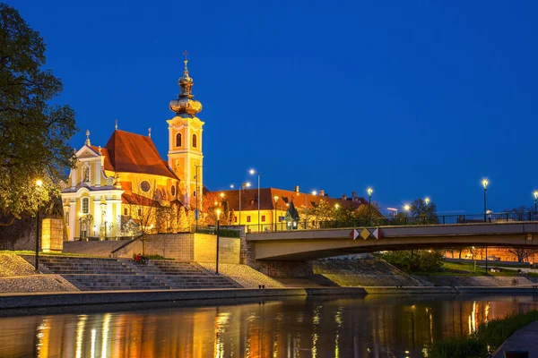 Gyor Πόλη Ουγγαρία Μπαρόκ Καρμελίτης Εκκλησία Νύχτα Αντανακλώντας Στον Ποταμό — Φωτογραφία Αρχείου