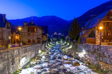 Vielha Pirenes dağında, Nere nehrinde, geceleri, Katalonya, İspanya