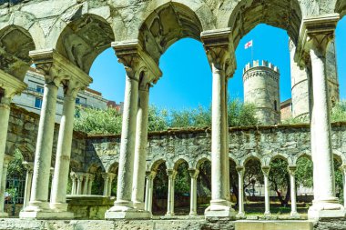 Ceneviz, Aziz Andrew Manastırı. Soprana kasabasının kapısı yakınındaki harabe.