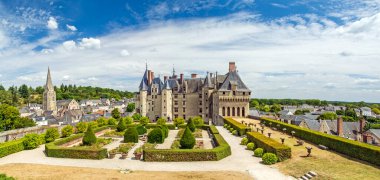 Langeais Şatosu (Chateau de Langeais) ve Fransa 'nın Loire Vadisi' ndeki Eglise Saint-Laurent Ortaçağ Kilisesi.