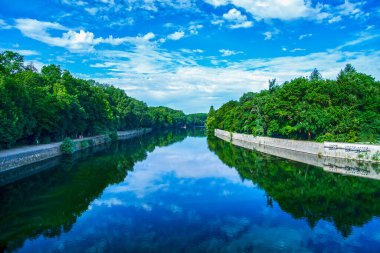 Fransa 'daki Cher nehri, Chenonceau kalesinden görüldü.