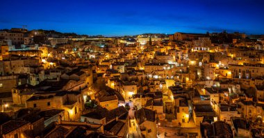 Matera, Basilicata, İtalya: Eski şehrin (sassi di Matera) alacakaranlığında manzara, Avrupa Kültür Başkenti 2019