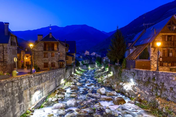 Vielha Pireneusokban Nere Folyó Éjszaka Katalónia Tartomány Spanyolország — Stock Fotó