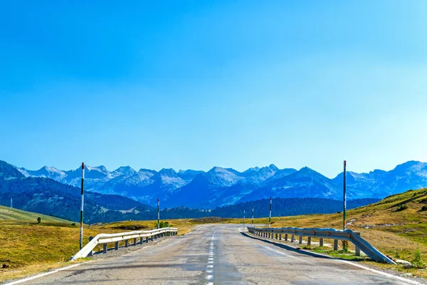 Strada Asfaltata Alta Nella Catena Montuosa Dei Pirenei Nella Bellissima — Foto Stock