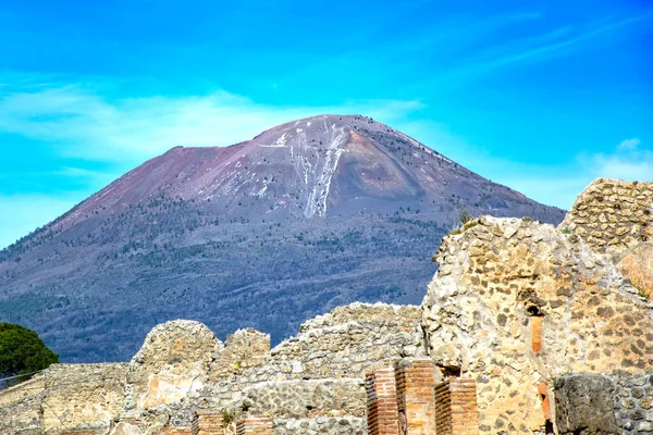 意大利古罗马城市庞贝城的街道和建筑 被维苏威火山 背景见 摧毁的火山喷发在 — 图库照片