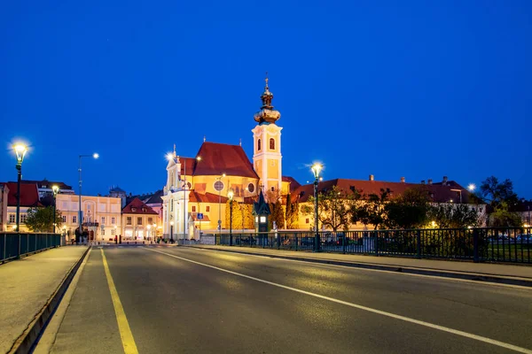 Gyor Miasto Węgrzech Barokowy Kościół Karmelitów Nocą Mostu Nad Rzeką — Zdjęcie stockowe