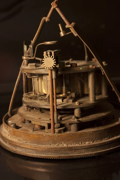 Vista lateral de los engranajes y mecanismo de un reloj antiguo —  Fotos de Stock
