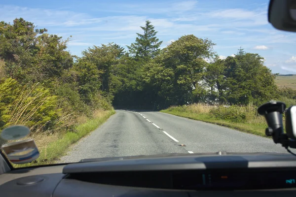 Vista de uma estrada aberta da condução de um carro — Fotografia de Stock