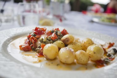 patates domates, Kapari salsa ve arka planda balık kızartma