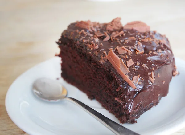 Kawałek domowej roboty ciasto czekoladowe z bliska — Zdjęcie stockowe