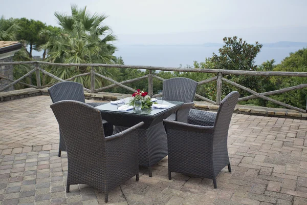 Ротанг открытый сад сотканные коричневые столы и стулья — стоковое фото