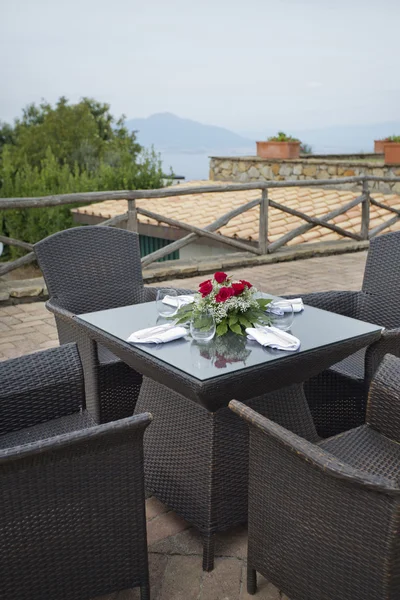 Rattan Garten geflochten braune Tische und Stühle — Stockfoto