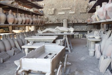 döküm gövde ve tencere gösterilen Pompei'de depolama Hangarlar