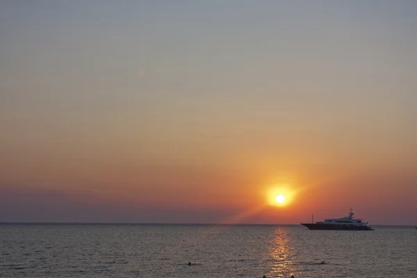 夕阳，一艘游艇停泊在海 — 图库照片