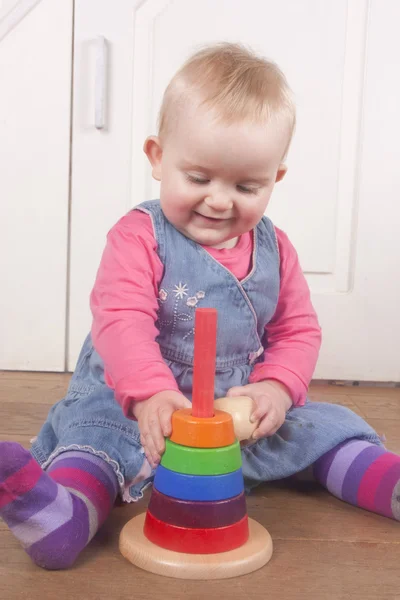 Ευτυχισμένο μωρό απολαμβάνει να μάθουν να παίζουν — Φωτογραφία Αρχείου