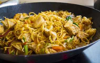 stir fry siyah bir wok içinde yemek yakın çekim