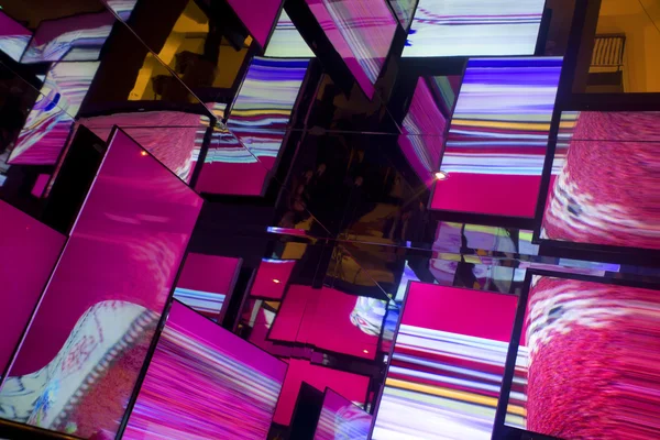 Många spegelsal återspeglar abstrakt neonljus — Stockfoto