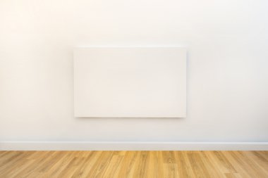 Beyaz bir Galeri veya stüdyo duvarda asılı tek boş tuval