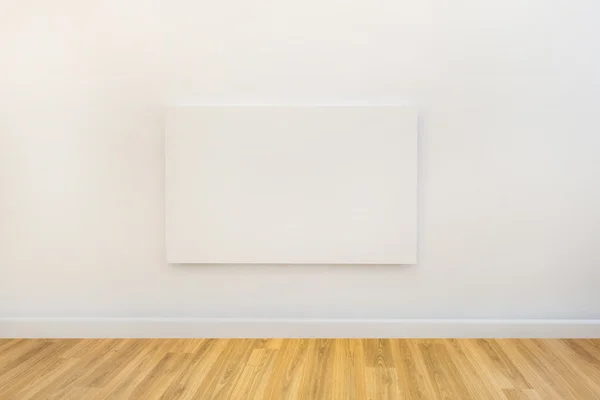 スタジオやギャラリーの壁に真っ白なキャンバス — ストック写真