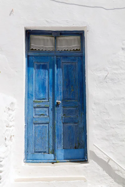 Porta azul de madeira na grécia — Fotografia de Stock