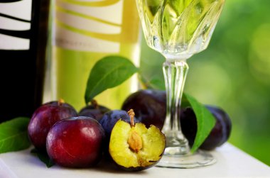 şişe şarap ve Erik tablo