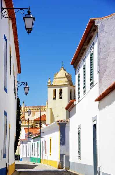 Rua tranquila na aldeia de Alvito, Alentejo, Portugal — Fotografia de Stock