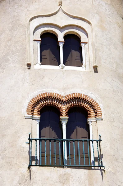 Окна замка Альвито, Португалия — стоковое фото