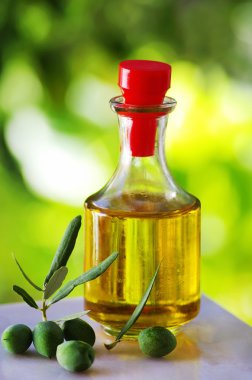 Yeşil zeytin ve zeytinyağı