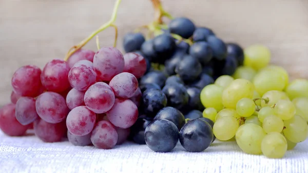 Variedade diferente de uva na mesa — Fotografia de Stock