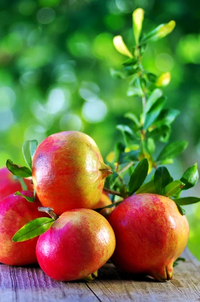Zralé granátová jablka na stole — Stock fotografie