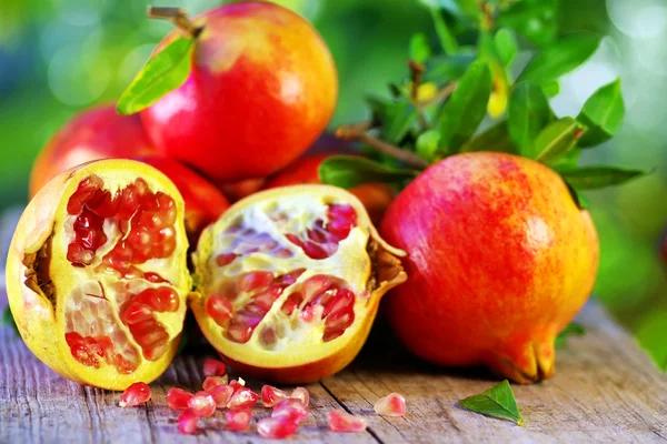 Rijp Granaatappels op tafel — Stockfoto