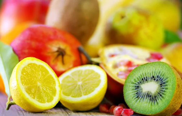 kivi, limon ve çeşitli meyve