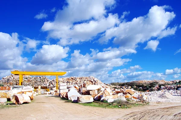 Marmor stenbrott och moln på blå himmel. — Stockfoto