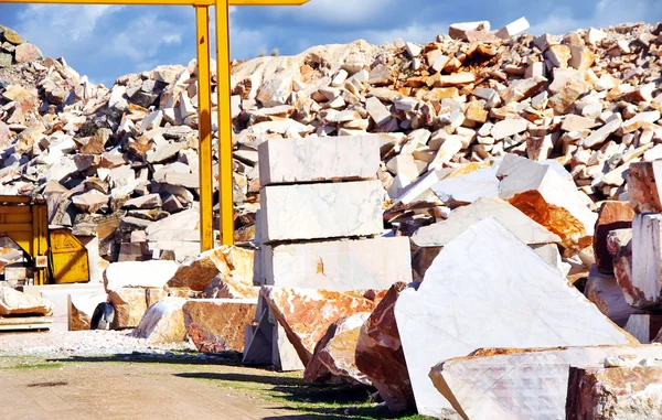 Marmor block på stenbrottet. — Stockfoto