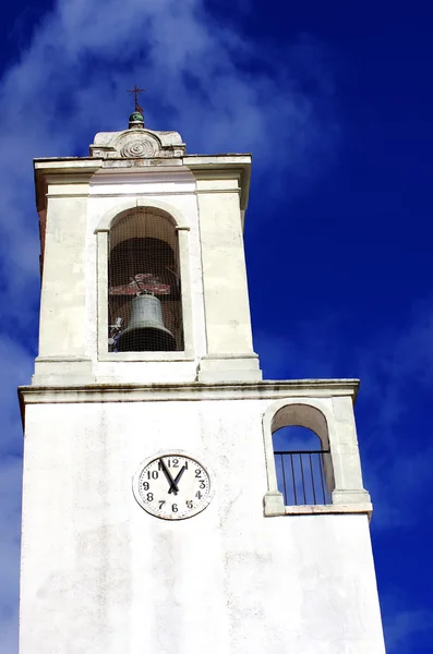 Uhr an weißer Wand am portugiesischen Turm — Stockfoto