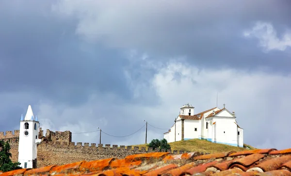 Vecchia torre e chiesa — Foto Stock