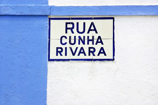 Portugiesische Gedenktafel auf blauer Straße — Stockfoto