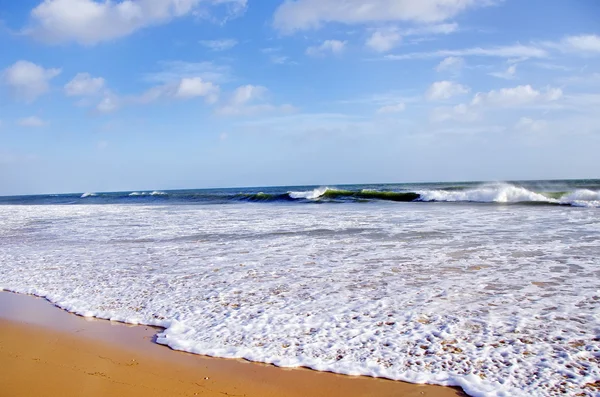 คลื่นบนชายหาด Manta Rota, Algarve — ภาพถ่ายสต็อก