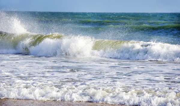 Golven op manta rota strand, algarve — Stockfoto