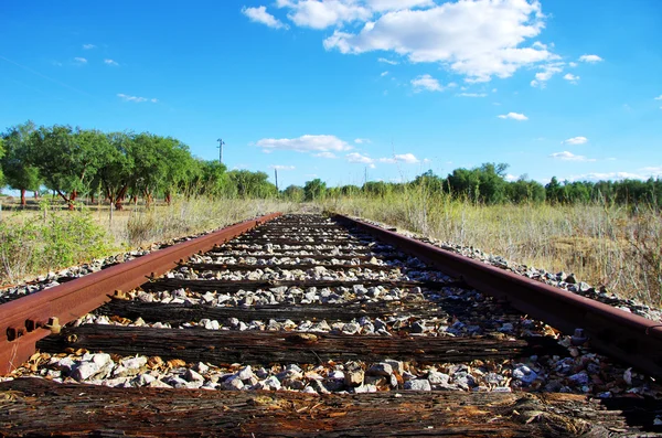 Oude spoorweg op Portugese field — Stockfoto