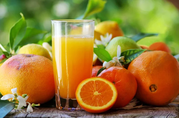 Склянка натурального апельсинового соку — стокове фото