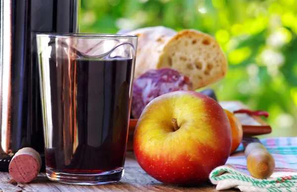 Спелое яблоко и красное вино — стоковое фото