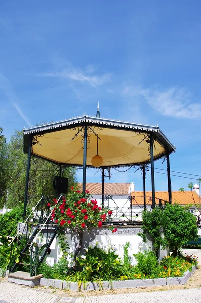 Мбаппе стоит на газоне в общественном саду Португалии . — стоковое фото