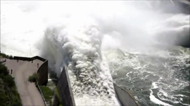Сильная текучая вода на плотине Алкева — стоковое видео