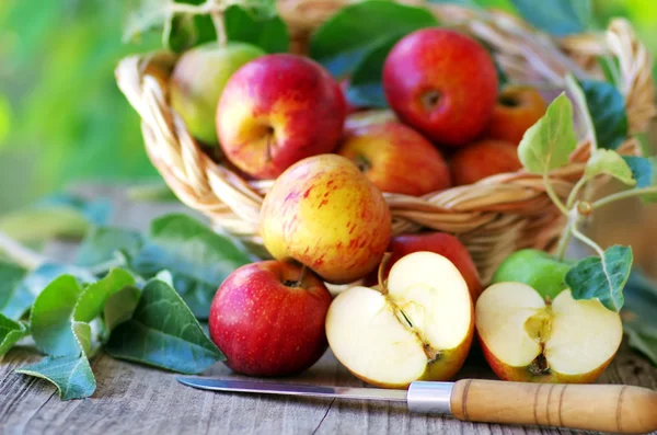 Manzanas sobre mesa y cuchillo —  Fotos de Stock