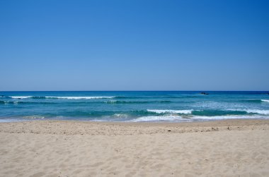 mavi deniz ve kum plaj